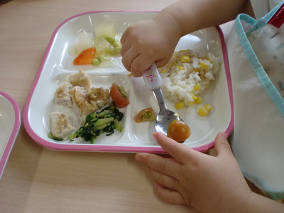 トウモロコシご飯とミニトマト